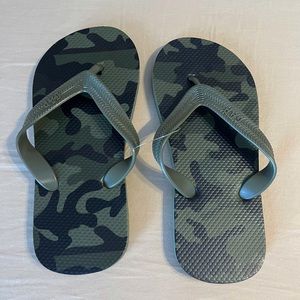 NWT Gap Boys Flip Flops Army Green Camo Print Size 1-2